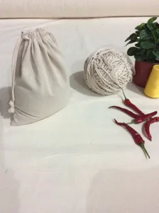 Detailaufnahme des naturfarbenen Baumwoll-Leinen Kordelzug-Aufbewahrungsbeutels im Einsatz.