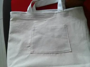 Einfache weiße Segeltuchtasche mit Vordertasche, langlebige Freizeittasche für den Alltag.