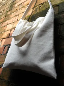 Einfache weiße Canvas-Tragetasche Detailansicht, ideal für DIY-Bemalung und den Alltag.