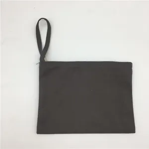 Nahaufnahme Detail der dunkelgrauen Leinen Reißverschlusstasche mit Handschlaufe, robust.