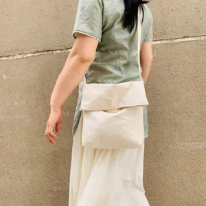 Lässige Canvas Umhängetasche mit Überschlag und Holzknopf für den täglichen Gebrauch.