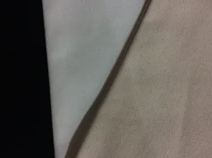 Nahaufnahme der 12oz Canvas Stofftextur in Weiß, Beige und Schwarz für DIY Taschen.
