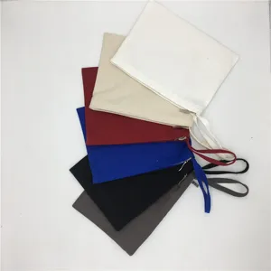 Detailansicht der Canvas Tasche zeigt Stofftextur, Reißverschluss und praktische Handschlaufe.