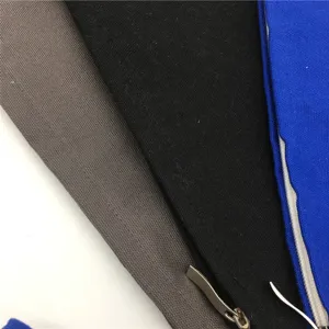 Detaillierte Nahaufnahme von DIY leeren Baumwoll Canvas Beutel Stoff und Reißverschluss.