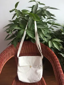 Einfache weiße Canvas Umhängetasche, blanko Design ideal für DIY Handbemalung und den Alltag.
