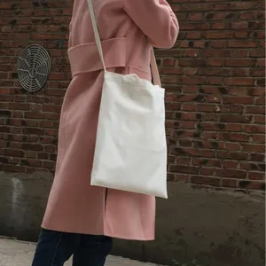 Einfache weiße Baumwolltasche zum Selbstbemalen, praktische Umhängetasche für Alltagseinkäufe.
