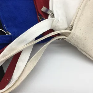 Detailansicht der bunten Canvas Reißverschlusstasche mit strapazierfähiger Textur.