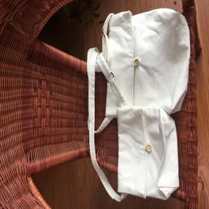 Detailansicht der weißen Canvas Umhängetasche mit Holzknopf für kreatives Basteln DIY.
