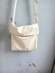 Freizeit Canvas Umhängetasche mit verstellbarem Riemen und Knopfverschluss Detailansicht.