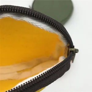 Leinwand Münzgeldbörse Reißverschluss Detail Nahaufnahme mit Innenfutter und Metall-Zipper.