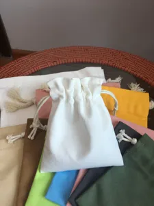 Detailaufnahme bunter Baumwoll-Kordelzugtaschen, ideal zur Aufbewahrung von Geschenken.