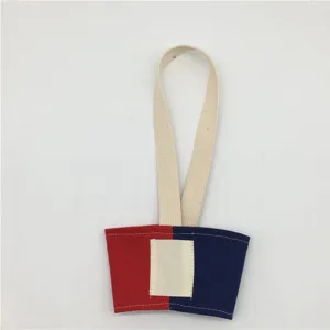Detail des Segeltuch Milchtee Tassenhaermers, rot und blau farbblockierter Beutel.