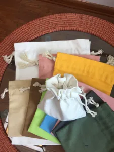 Nahaufnahme verschiedener bunter Leinen-Kordelzug-Aufbewahrungstaschen für kleine Geschenke und DIY.