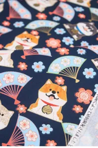 Japanse stijl Shiba Inu geprint stof, schattig cartoon kersenbloesem waaier patroon.