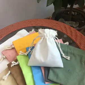 Nahaufnahme von bunten Leinensäckchen mit Kordelzug, kleine wiederverwendbare Geschenktüten.