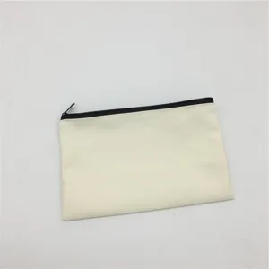 Detailansicht des leinenen Federmäppchens, beige Kosmetiktasche mit schwarzem Reißverschluss.