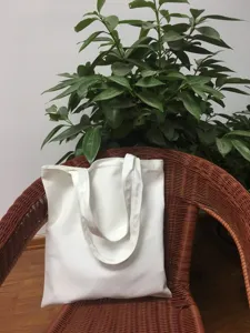 Detailansicht der schlichten weißen Segeltuchtasche auf dem Stuhl für DIY und Alltag.