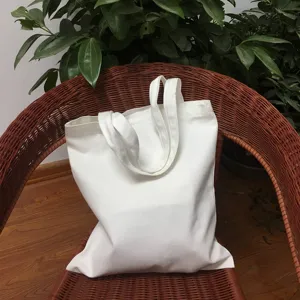 Detailansicht der blanko Segeltuchtasche, einfache Schulter Einkaufstasche auf Stuhl.