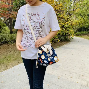 Süße japanische Hunde Druck Leinwand Bento Tasche Detail Ansicht mit niedlichem Welpen Design.
