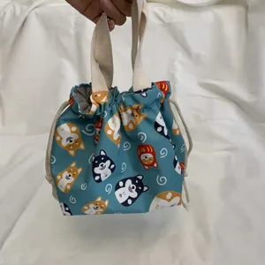Niedliche japanische Shiba Inu Cartoon Kordelzug Lunch Bento Tasche aus wasserdichtem Canvas.