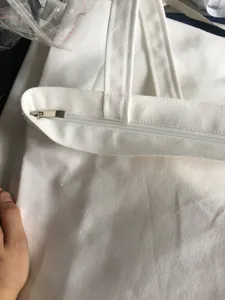 Weisse Baumwoll-Canvas-Tasche Detail mit sicherem Reissverschluss und stabilen Guerten.