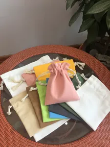 Buntes Canvas-Kordelzug-Aufbewahrungssack-Detailbild, ideal für Geschenke und Organisation.
