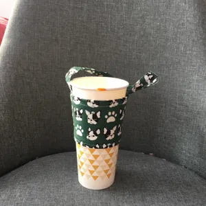 Porta tazza in tessuto con stampa bulldog francese verde e manico per bicchieri di bibite.