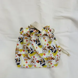 Details der japanischen Bento-Tasche mit niedlichem Hunde-Druck und praktischem Kordelzug.
