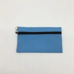 Nahaufnahme des blauen Federmäppchens Reißverschluss Detail minimalistische Aufbewahrung