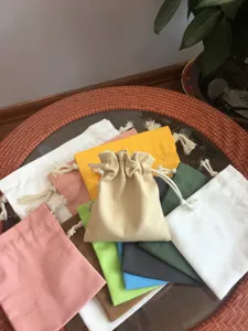 Detailansicht von DIY blanko Leinwand Kordelzug Aufbewahrungstaschen, bunte Geschenktüten.