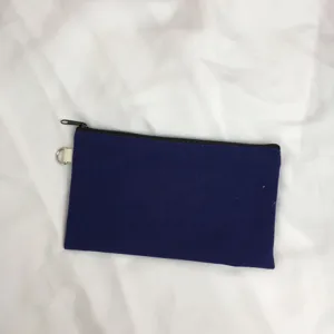 Nahaufnahme Detail der einfarbigen blauen Canvas Reißverschluss Münztasche mit Schlaufe.