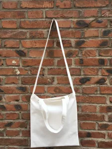 Einfache weiße Canvas Tragetasche, Umhängetasche Detailaufnahme für DIY Malerei und Freizeitalltag.