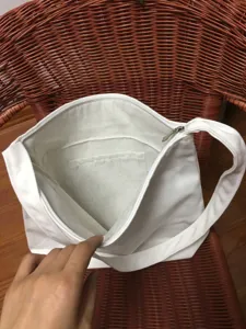 Einfache weiße Canvas Umhängetasche, lässige Damen Shopper Tasche mit Reißverschluss.