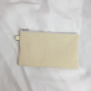 Nahaufnahme Detail des blanken beige Canvas Münzbeutels Reißverschluss Schlaufe.