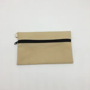 Einfaches beige Canvas Reißverschlussetui Detail für Münzen, Schlüssel und kleine Utensilien.