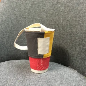 Detailansicht Stoff-Tassenhülle, Farblock-Design mit Tragegriff für Getränke und Kaffee.