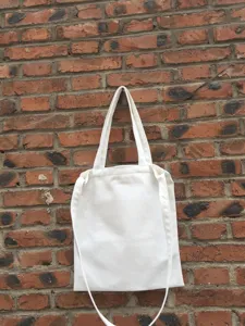 Weisse Leinen Schultertasche Detail, leere DIY Tragetasche mit Riemen fur den Alltag.