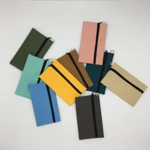 Canvas Reißverschlusstasche Detail mit bunten Farben, strapazierfähigem Stoff und Reißverschluss.