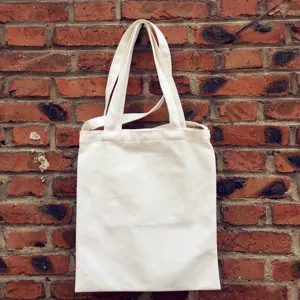Detailansicht einer schlichten weissen Baumwolltasche, ideal zum Bemalen und für den Alltag.