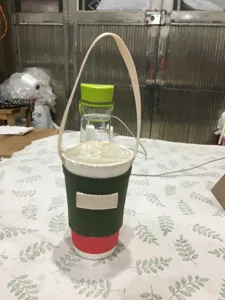 Dunkelgrüne Stoff Tassenhülle mit Tragegriff, Becherhalter für Kaffee und praktischen Bubble Tea.