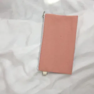 Rosa Leinen Reißverschluss Etui Detailansicht, minimalistische einfache kleine Kosmetiktasche.