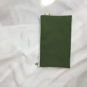Einfarbige grüne Segeltuchtasche mit Reißverschluss, praktische kleine Münztasche und Beutel.