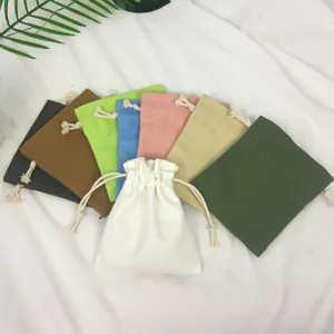 Detailansicht farbiger DIY-Leinwand-Kordelzugtaschen, ideal für Geschenke und Aufbewahrung.