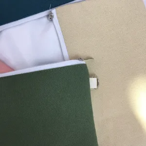 Nahaufnahme bunter Leinwand-Taschen mit feiner Stoffstruktur und robusten Reißverschlüssen.