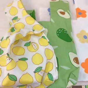 Detailaufnahme der japanischen Knotentasche mit süßem Zitronen und Avocadomotiv Stoff.
