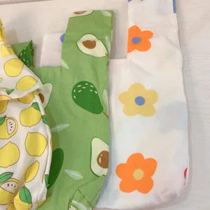 Japanische Stoff-Knotentasche im Detail mit süßen Zitronen-, Avocado- und Blumenmustern.