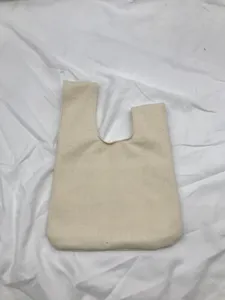 Detailansicht der Canvas Handtasche, minimalistisches beige Knotendesign, kleine Tasche.