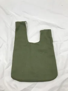 Details der japanischen Segeltuch Handtasche, minimalistische grüne Tasche für den Alltag.