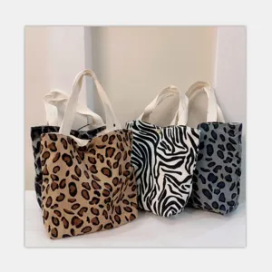 Vintage τσάντα shopper από κορντουρόυ με chic animal print για γυναικεία καθημερινή χρήση.