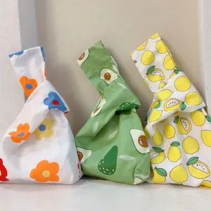 Japanische Handtasche aus Stoff mit Knoten und niedlichen Blumen- und Fruchtmustern.